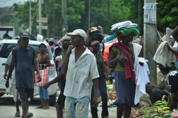 O movimentado mercado de Cabaret, antiga Duvalierville, ao norte de Port-au-Prince, no Haiti